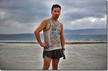 Peña fue el minero 12 en ser liberado. Esta foto fue tomada cuatro días después de su liberación. Él va a su primera carrera desde la salida de la mina, y usó la misma camiseta que llevaba mientras sobrevivía bajo tierra. Peña finalmente participó en la 2010 New York City Marathon.