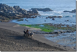 pareja en carretela paseando por Matanzas a la altura de Las Dunas