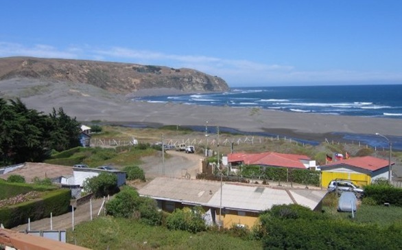 Playa de Las Brisas, al fondo Roca Cuadrada 