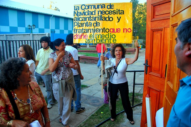 Marisol Cabello en su asonada personal a la salida del teatro