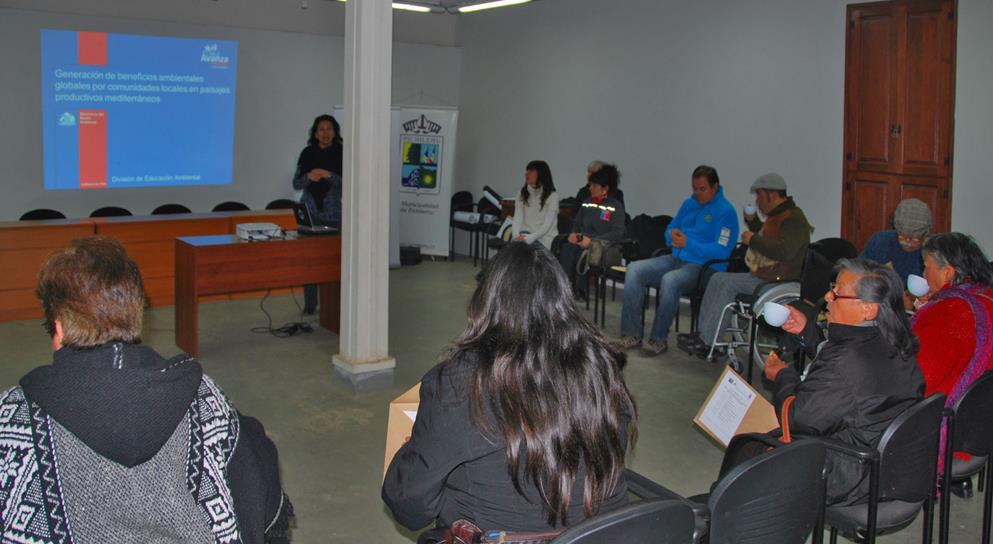 Vista general de los participantes en el taller.